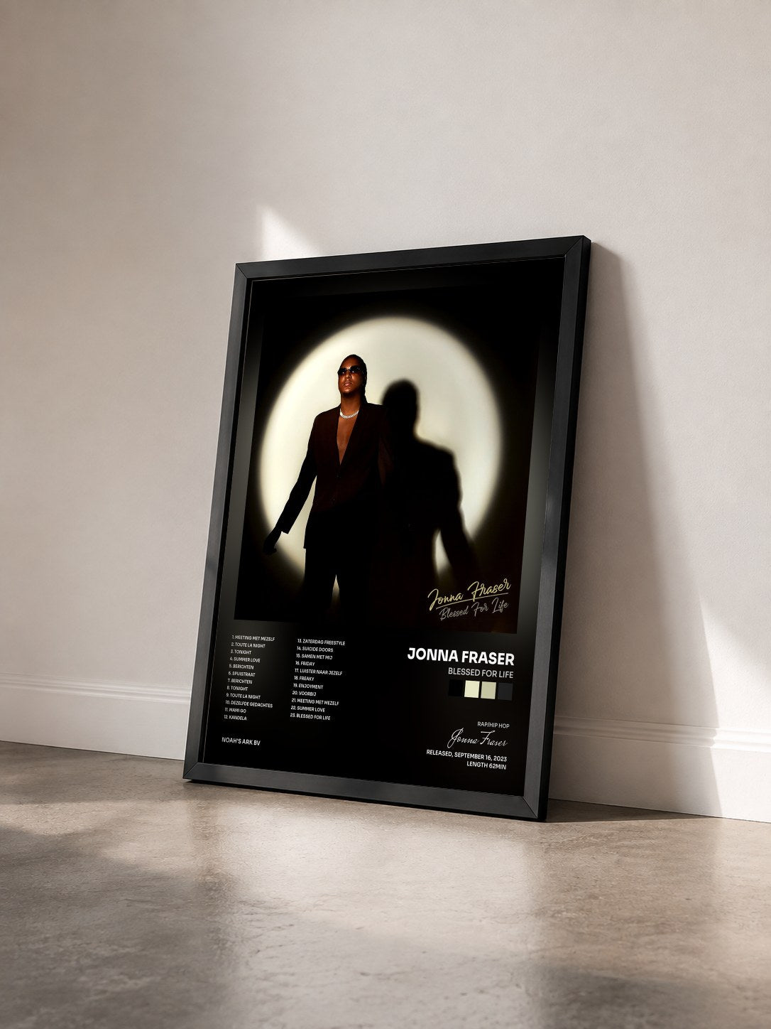 #noir Tableau de l'album Blessed For Life de Jonna Fraser vu de trois quarts, cadre noir