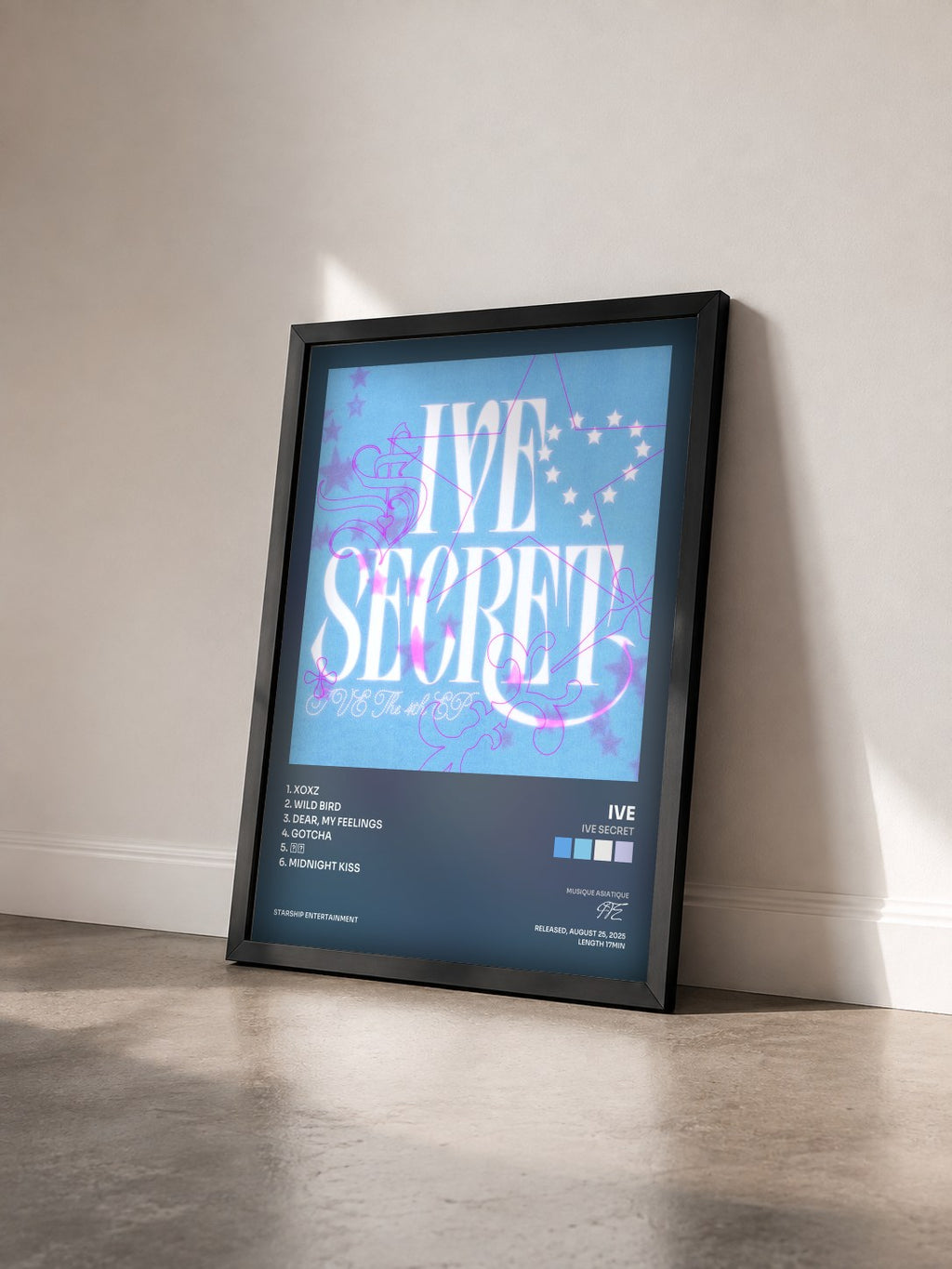 #noir Tableau de l'album IVE SECRET de IVE vu de trois quarts, cadre noir