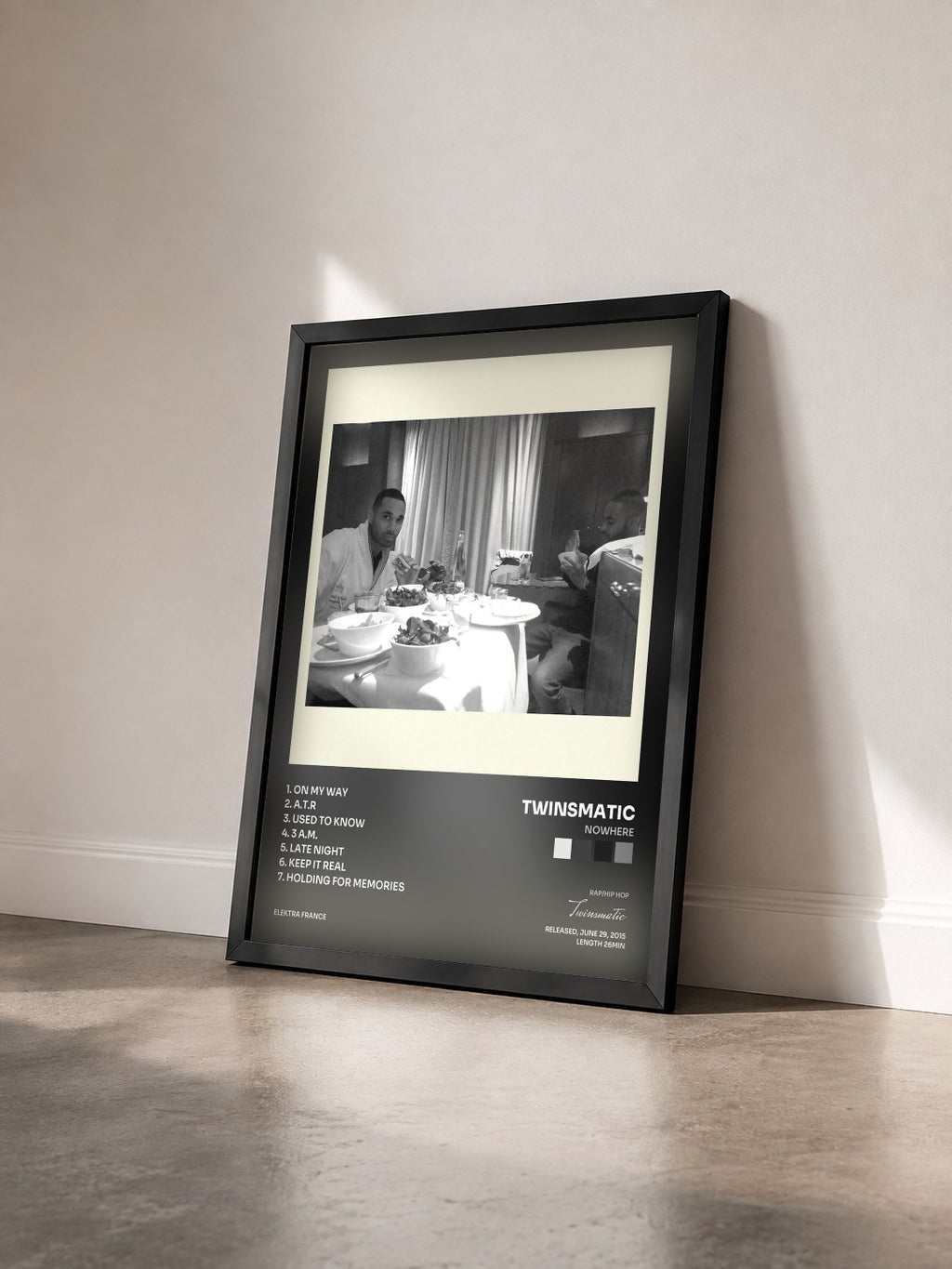 #noir Tableau de l'album Nowhere de Twinsmatic vu de trois quarts, cadre noir