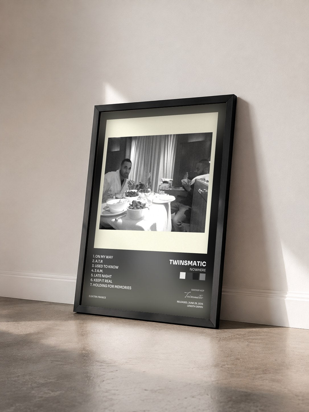 #noir Tableau de l'album Nowhere de Twinsmatic vu de trois quarts, cadre noir