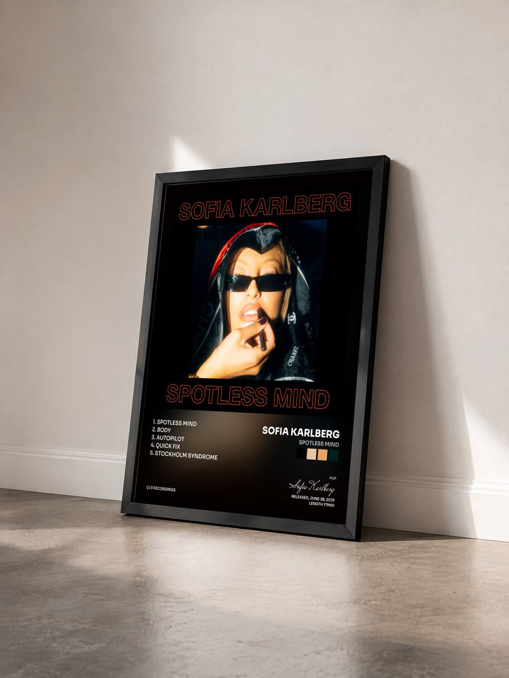 #noir Tableau de l'album Spotless Mind de Sofia Karlberg vu de trois quarts, cadre noir