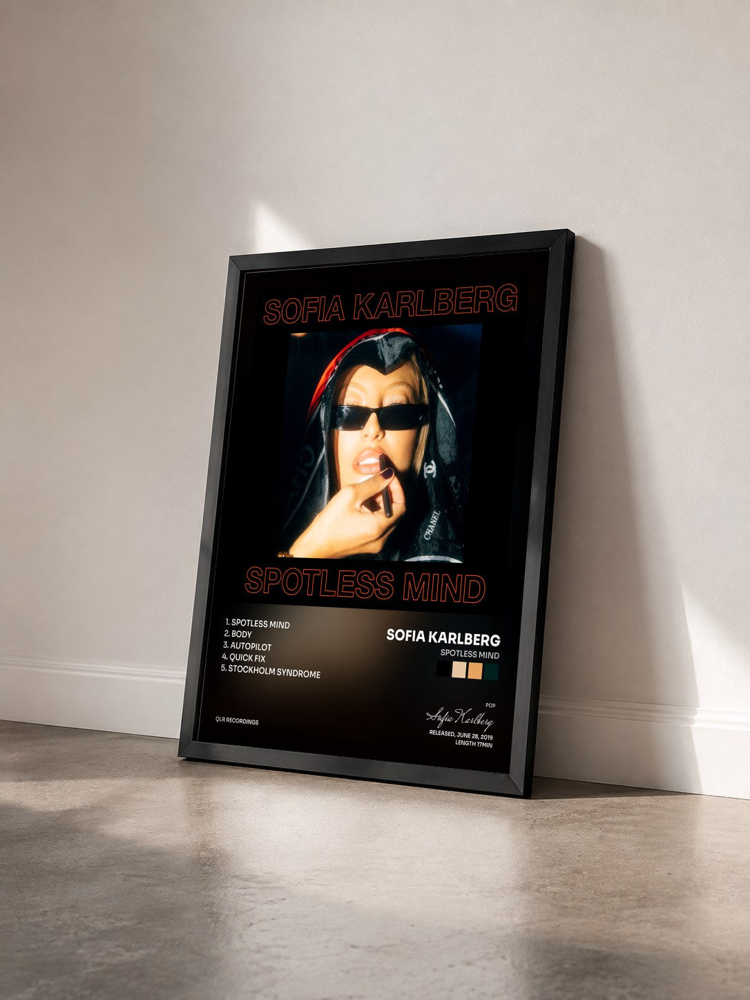 #noir Tableau de l'album Spotless Mind de Sofia Karlberg vu de trois quarts, cadre noir