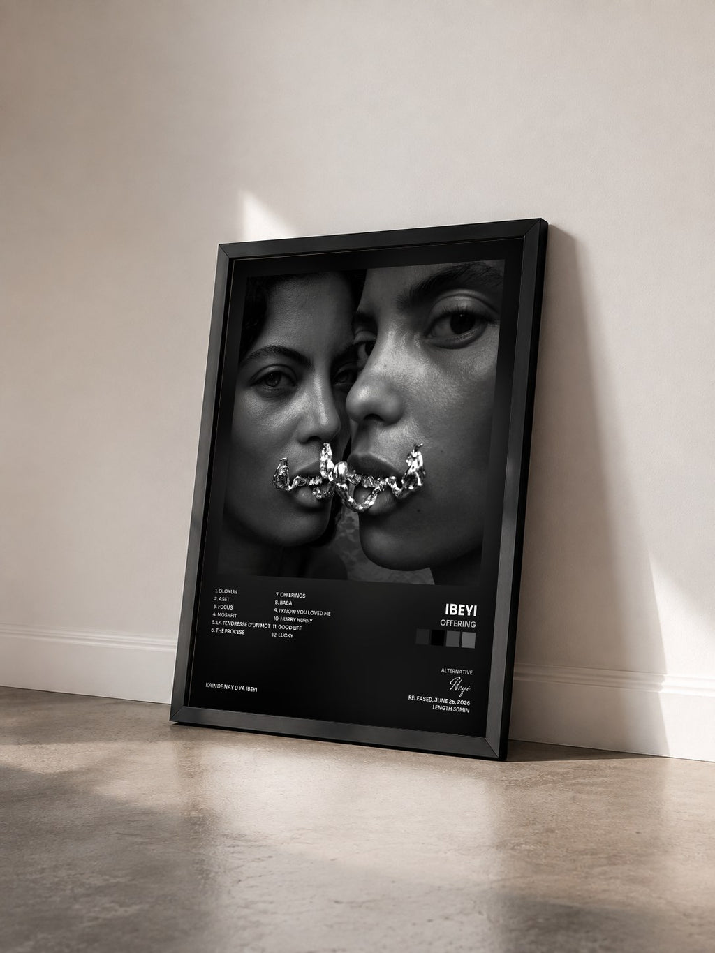 #noir Tableau de l'album Offering de Ibeyi vu de trois quarts, cadre noir