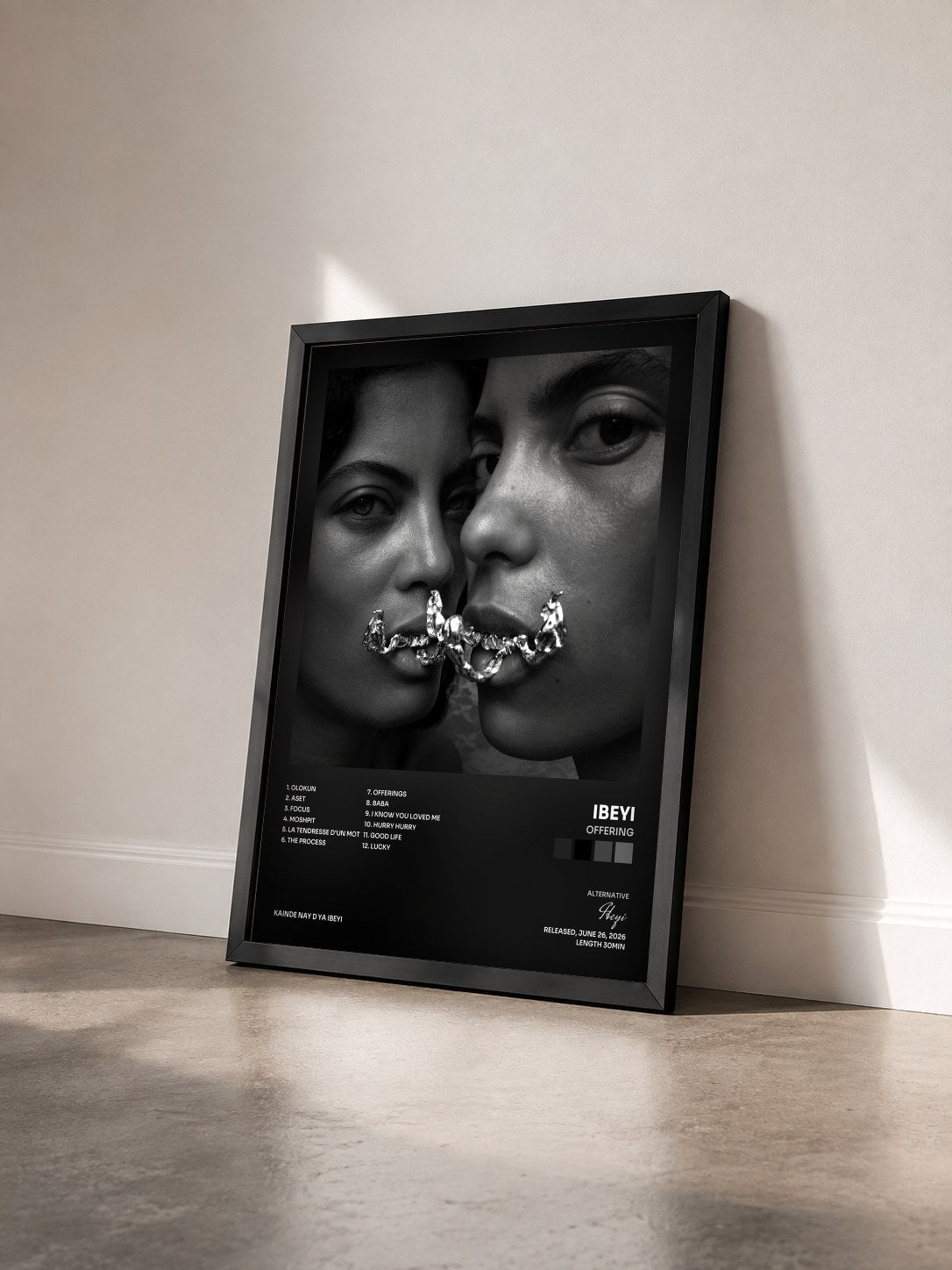 #noir Tableau de l'album Offering de Ibeyi vu de trois quarts, cadre noir