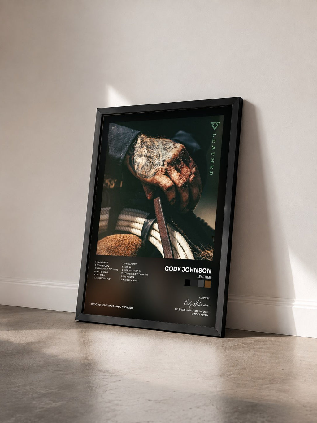 #noir Tableau de l'album Leather de Cody Johnson vu de trois quarts, cadre noir