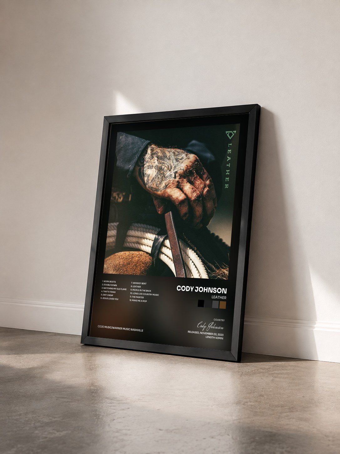 #noir Tableau de l'album Leather de Cody Johnson vu de trois quarts, cadre noir
