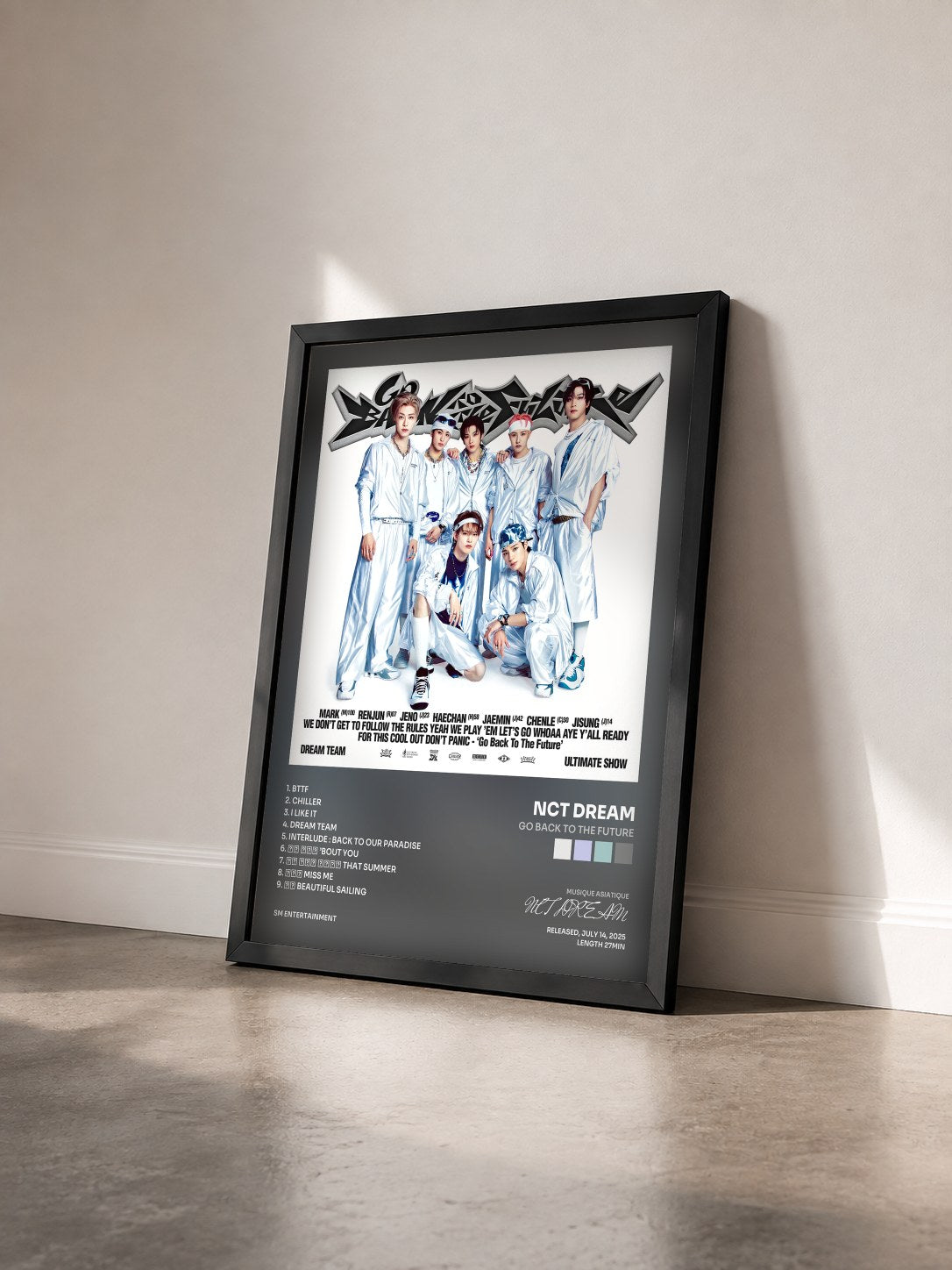 #noir Tableau de l'album Go Back To The Future de NCT DREAM vu de trois quarts, cadre noir