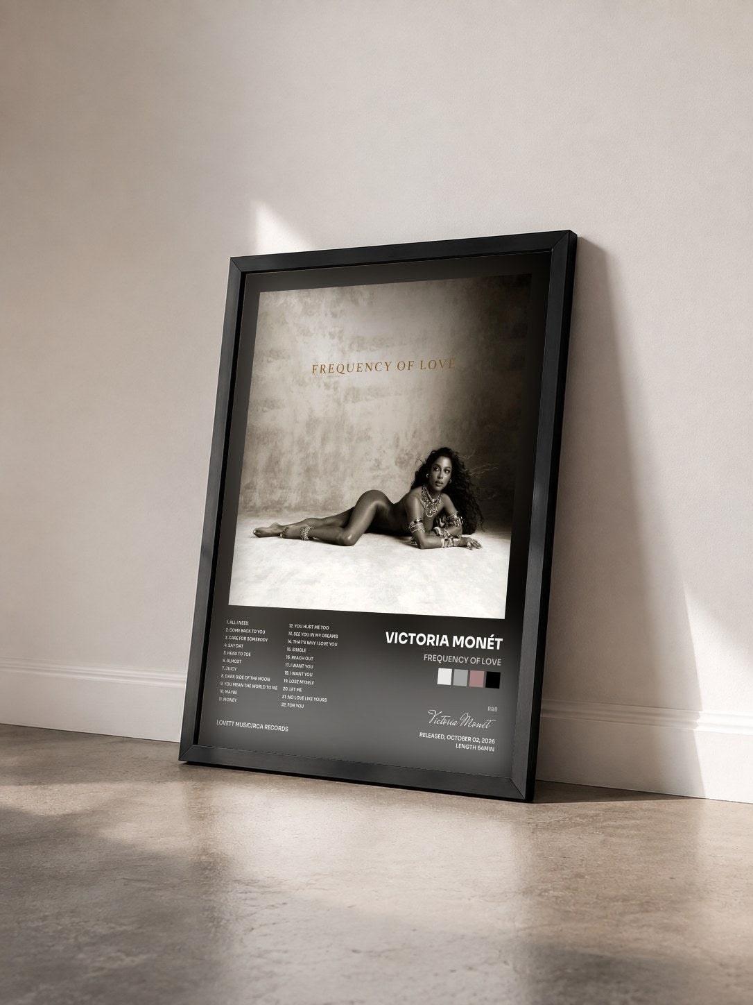 #noir Tableau de l'album Frequency Of Love de Victoria Monét vu de trois quarts, cadre noir