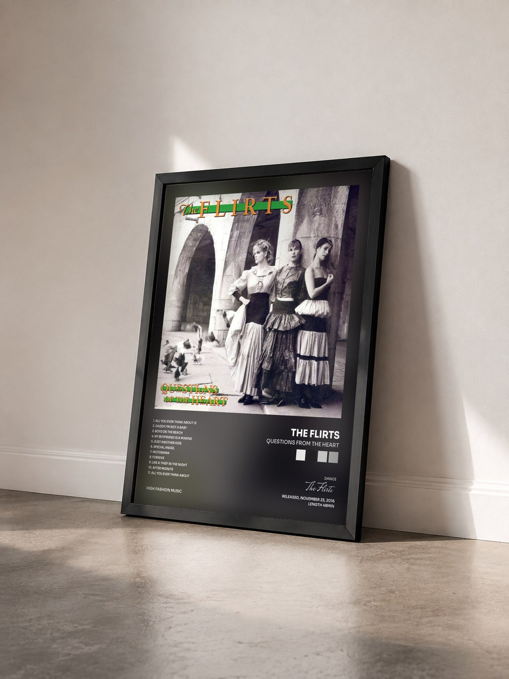 #noir Tableau de l'album Questions From The Heart de The Flirts vu de trois quarts, cadre noir