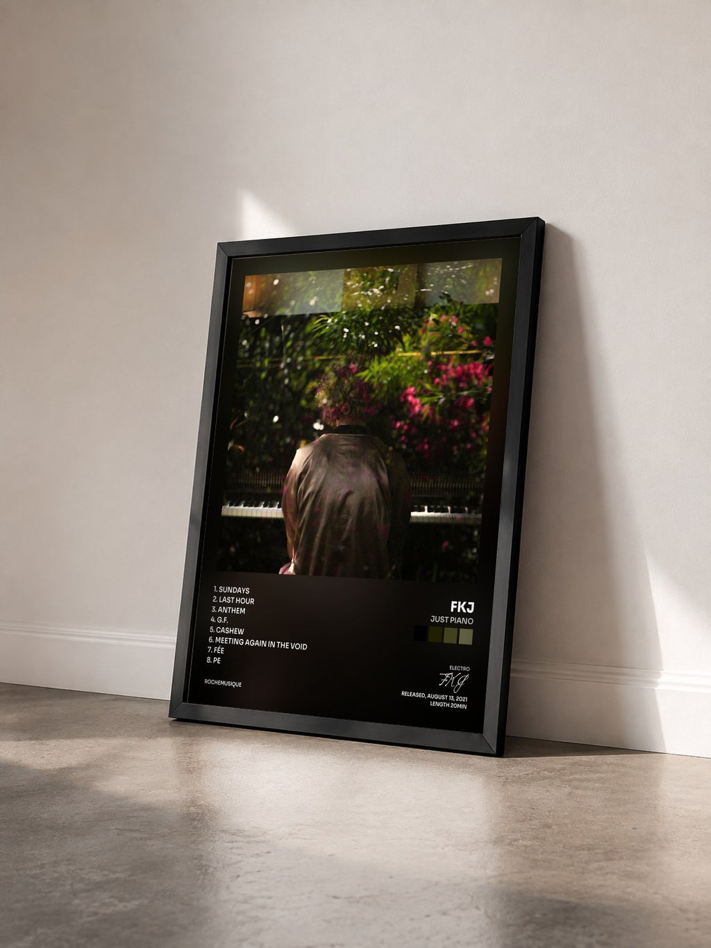 #noir Tableau de l'album Just Piano de FKJ vu de trois quarts, cadre noir