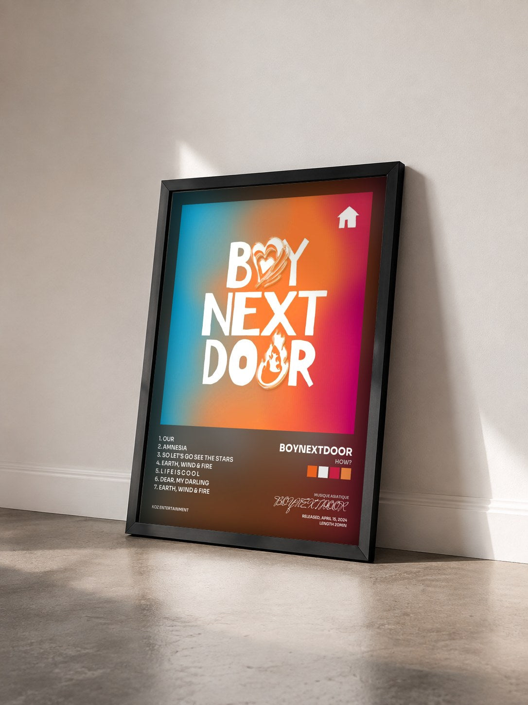 #noir Tableau de l'album HOW? de BOYNEXTDOOR vu de trois quarts, cadre noir