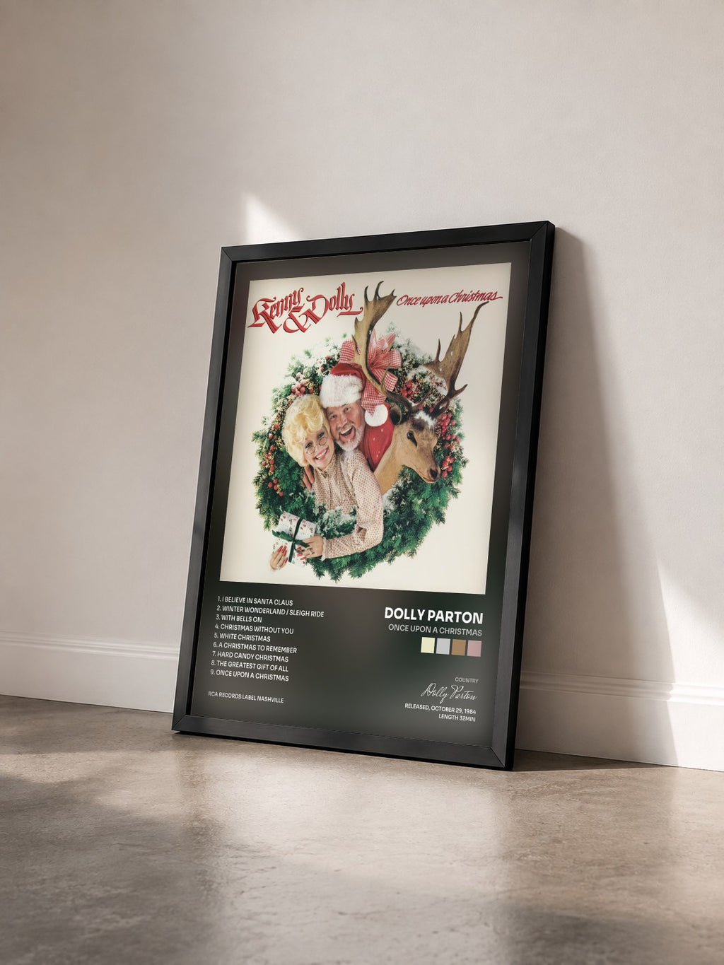 #noir Tableau de l'album Once Upon A Christmas de Dolly Parton vu de trois quarts, cadre noir