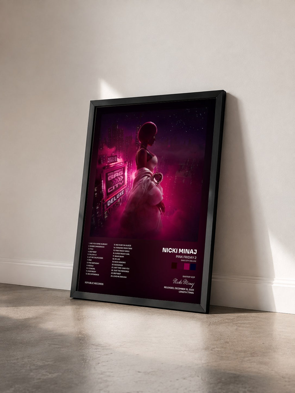 #noir Tableau de l'album Pink Friday 2 (Gag City Deluxe) de Nicki Minaj vu de trois quarts, cadre noir