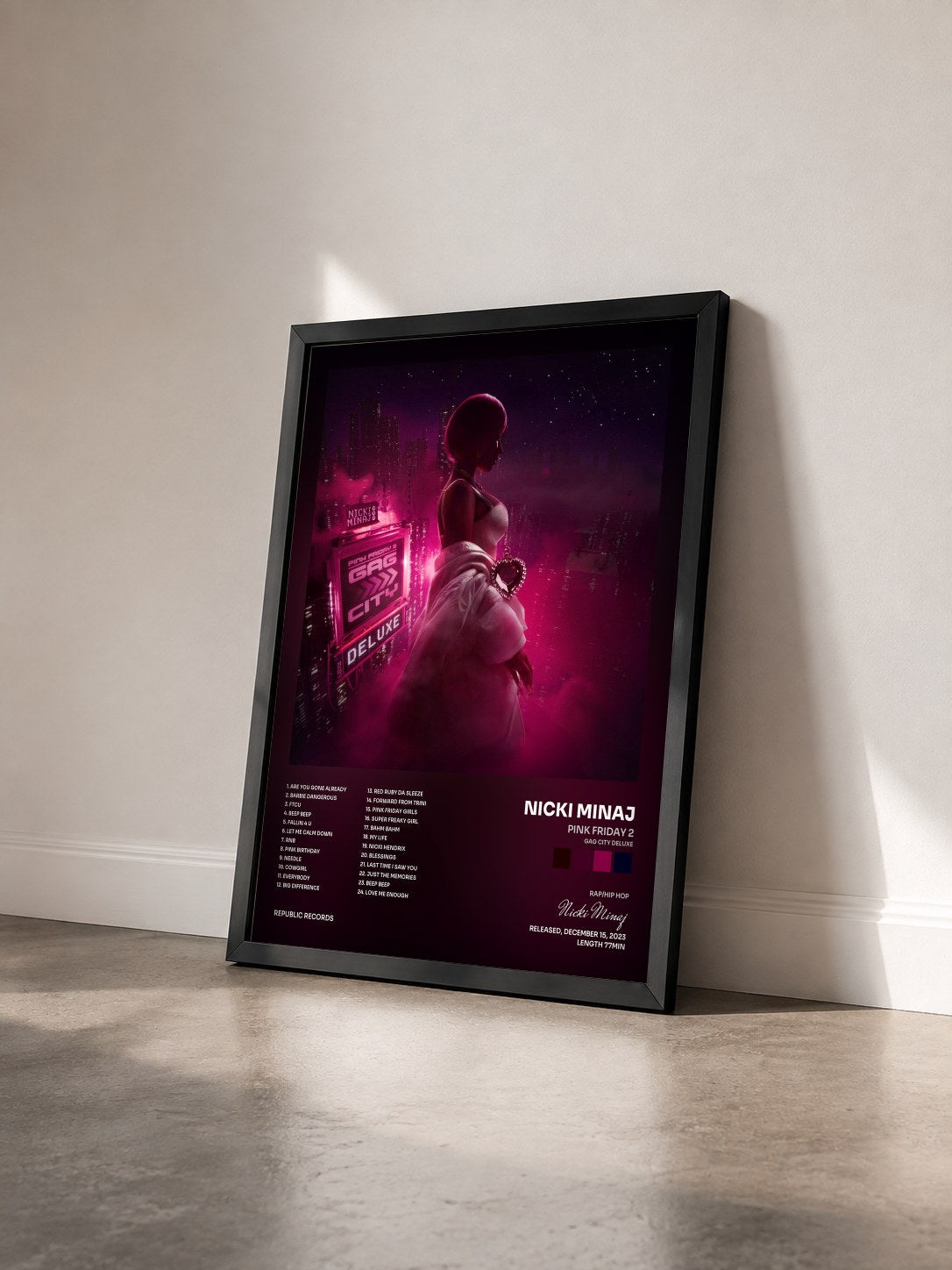 #noir Tableau de l'album Pink Friday 2 (Gag City Deluxe) de Nicki Minaj vu de trois quarts, cadre noir