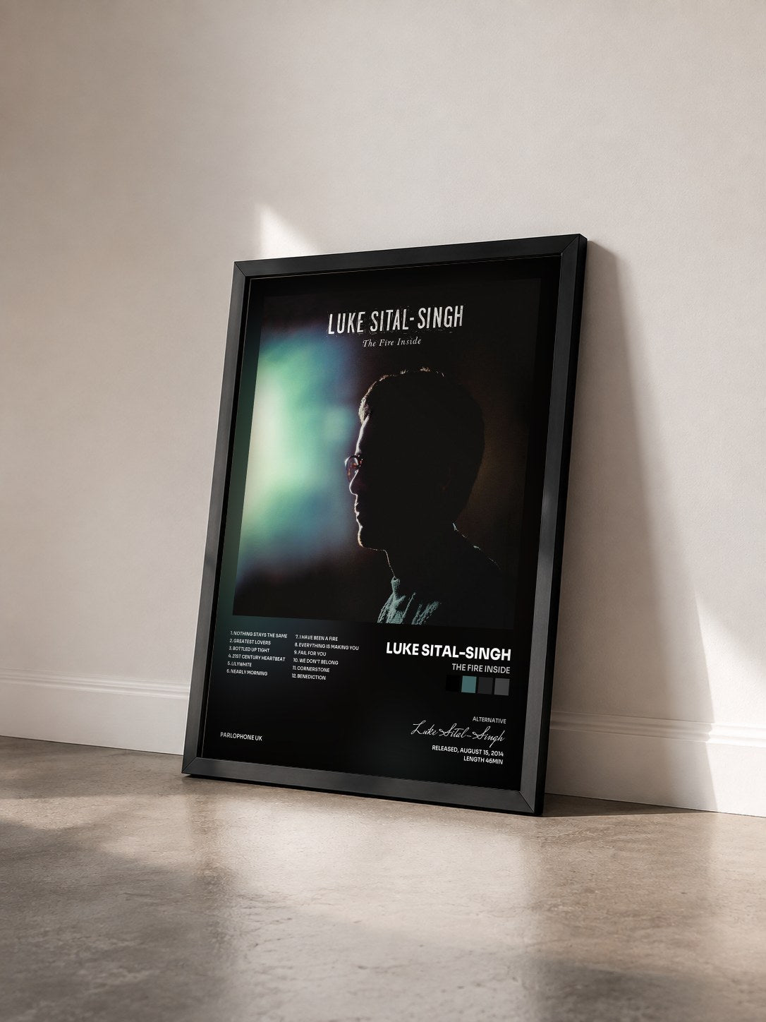 #noir Tableau de l'album The Fire Inside de Luke Sital-Singh vu de trois quarts, cadre noir