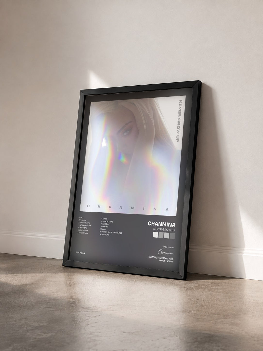 #noir Tableau de l'album Never Grow Up de Chanmina vu de trois quarts, cadre noir