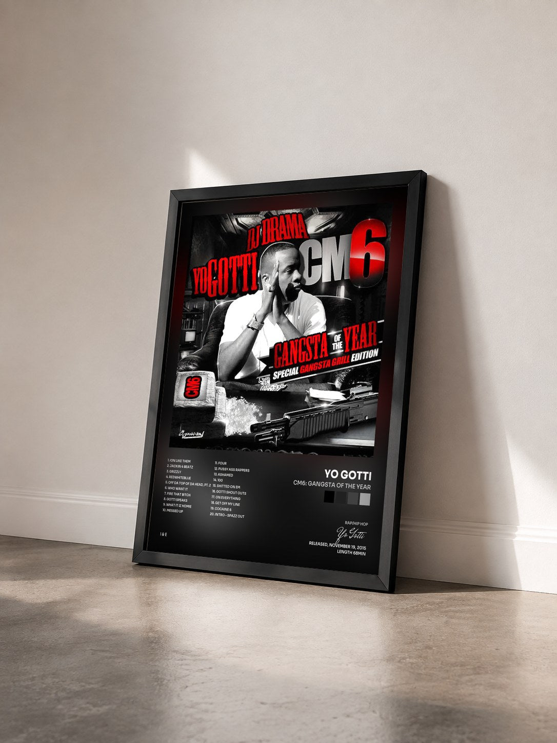 #noir Tableau de l'album CM6: Gangsta of the Year de Yo Gotti vu de trois quarts, cadre noir