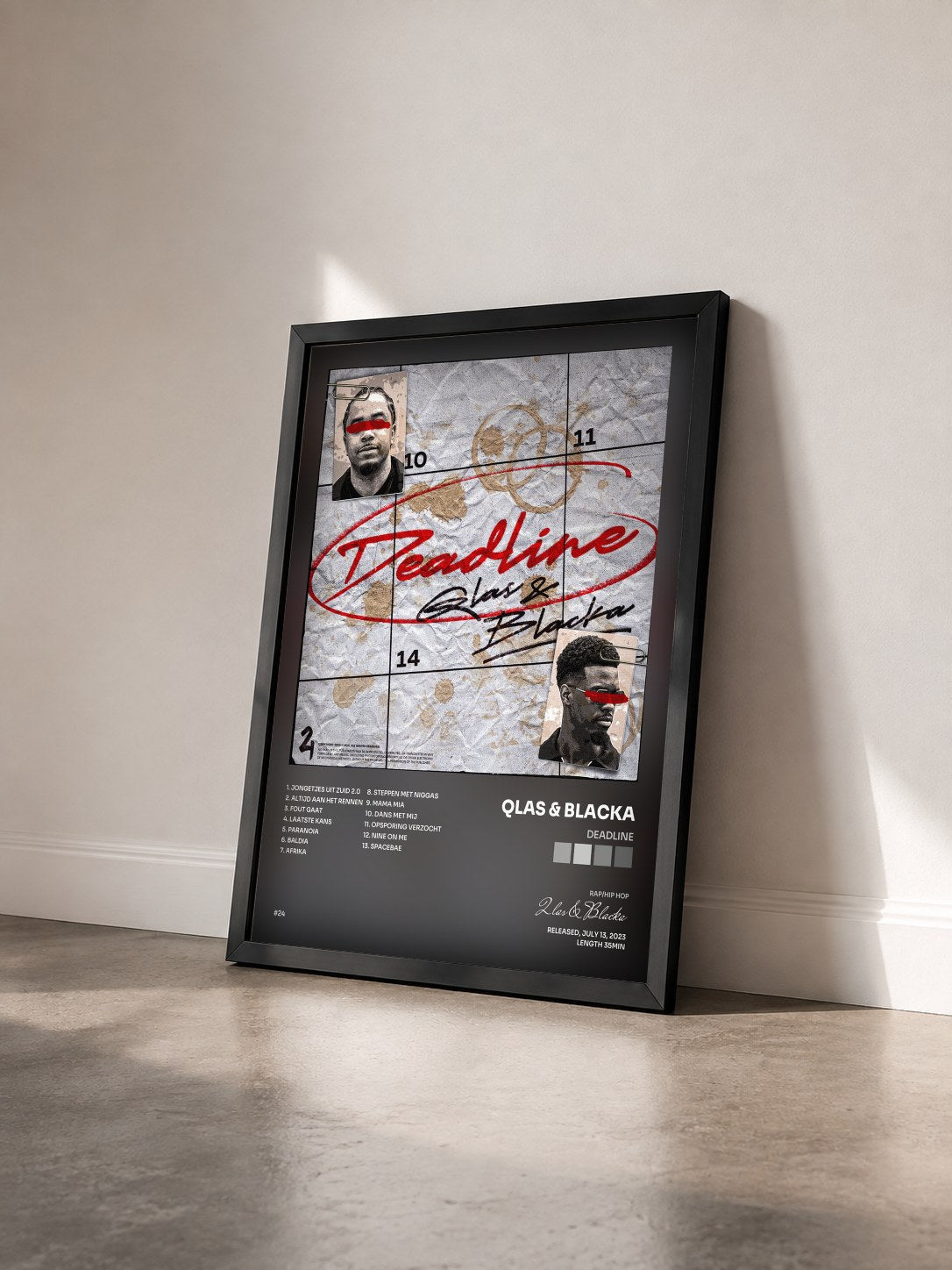 #noir Tableau de l'album Deadline de Qlas & Blacka vu de trois quarts, cadre noir