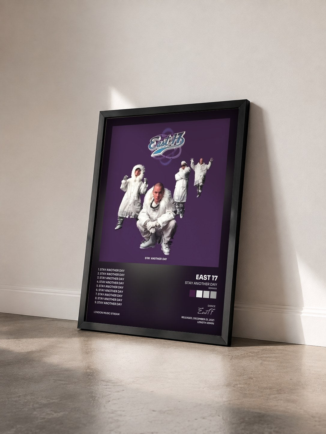 #noir Tableau de l'album Stay Another Day (Remixes) de East 17 vu de trois quarts, cadre noir