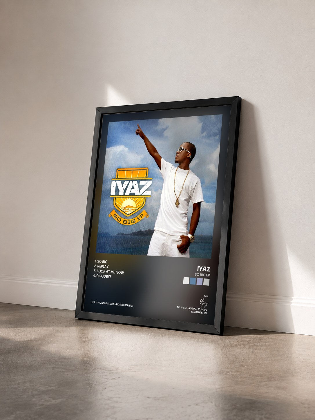 #noir Tableau de l'album So Big EP de Iyaz vu de trois quarts, cadre noir