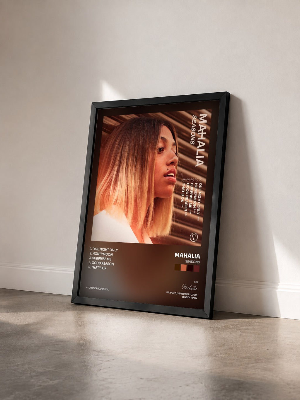 #noir Tableau de l'album Seasons de Mahalia vu de trois quarts, cadre noir