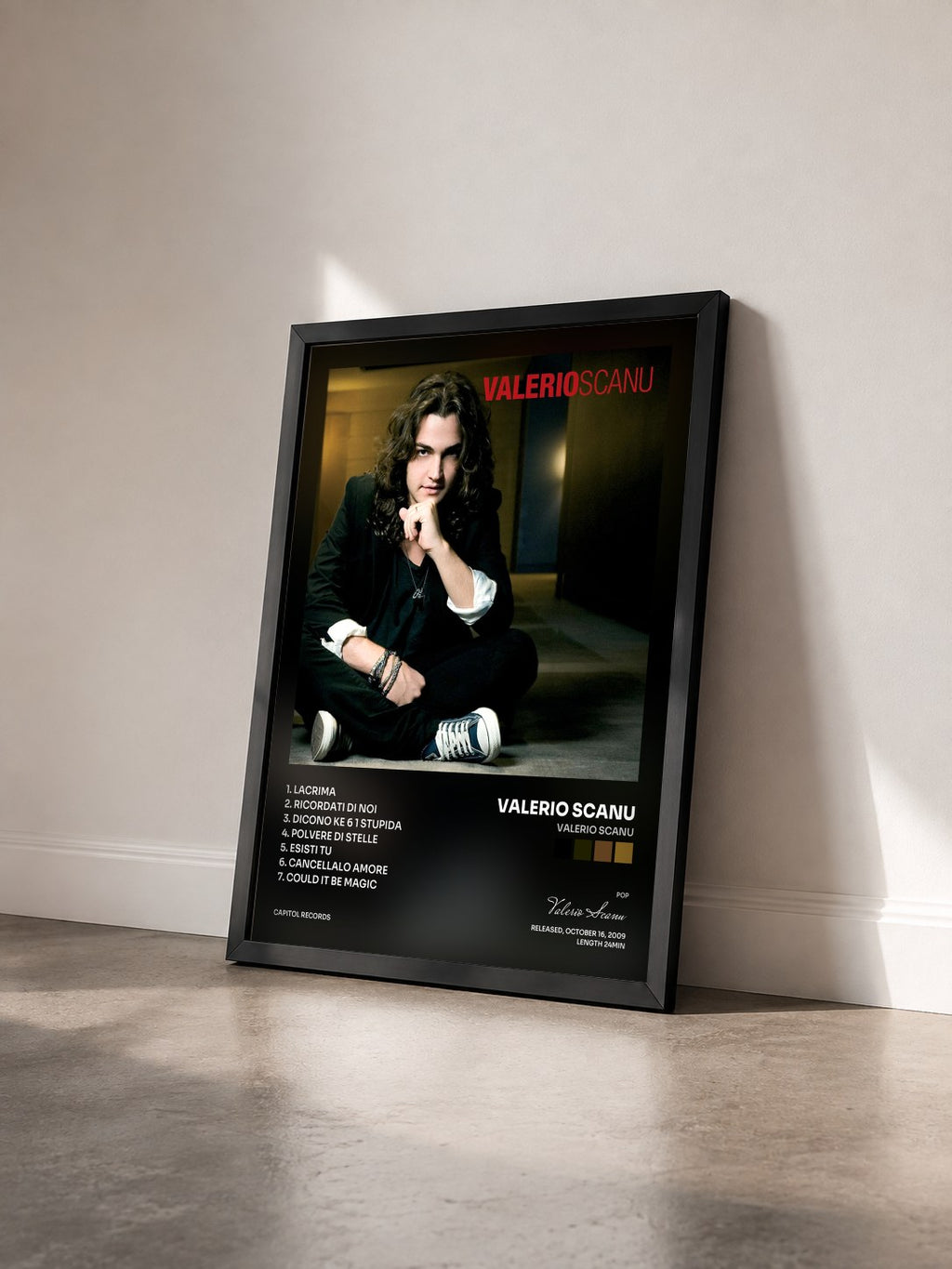 #noir Tableau de l'album Valerio Scanu de Valerio Scanu vu de trois quarts, cadre noir