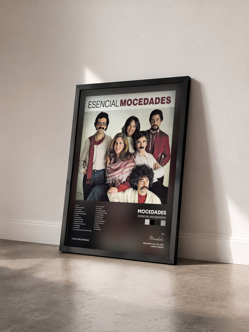 #noir Tableau de l'album Esencial Mocedades de Mocedades vu de trois quarts, cadre noir