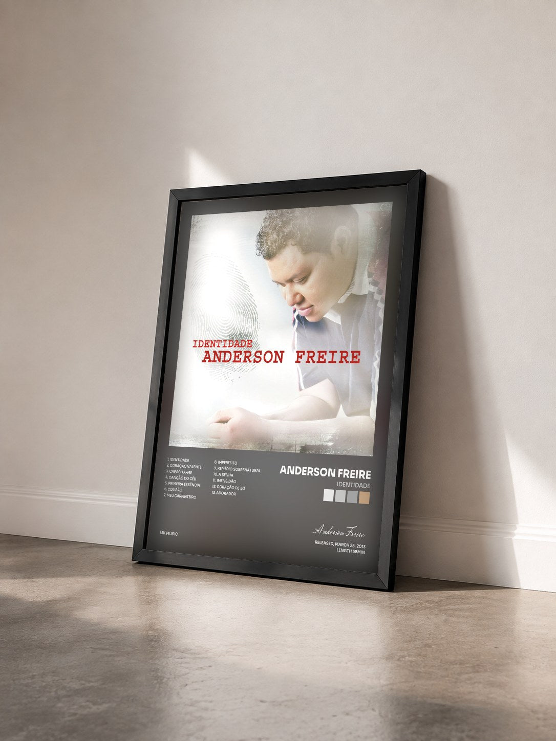 #noir Tableau de l'album Identidade de Anderson Freire vu de trois quarts, cadre noir