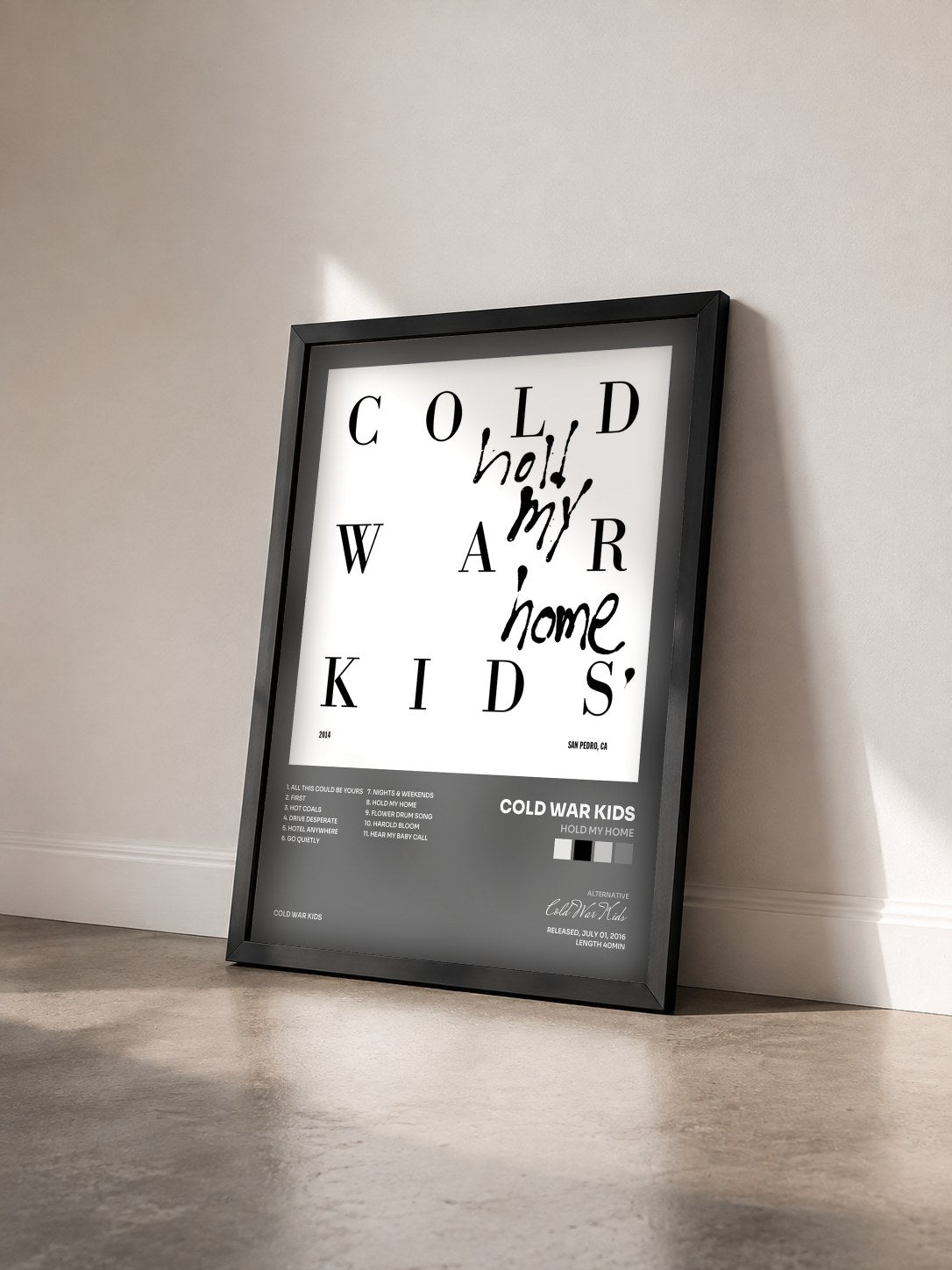 #noir Tableau de l'album Hold My Home de Cold War Kids vu de trois quarts, cadre noir