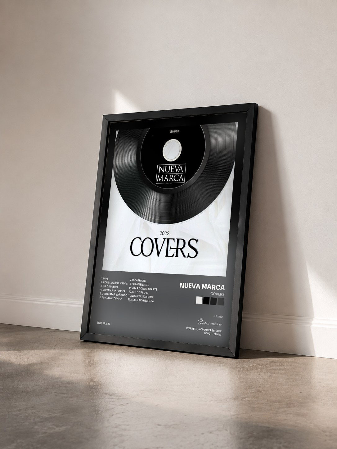 #noir Tableau de l'album Covers de Nueva marca vu de trois quarts, cadre noir