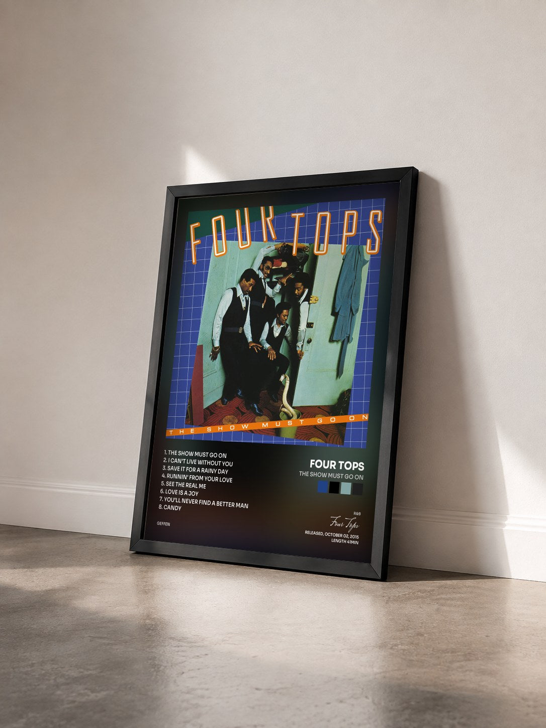 #noir Tableau de l'album The Show Must Go On de Four Tops vu de trois quarts, cadre noir