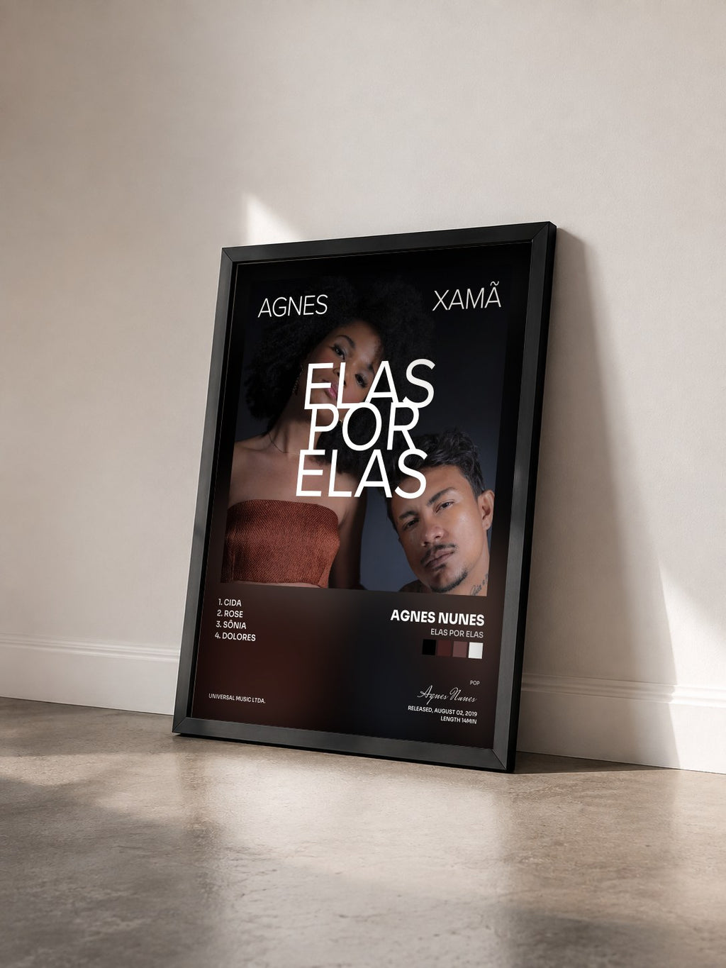 #noir Tableau de l'album Elas Por Elas de Agnes Nunes vu de trois quarts, cadre noir