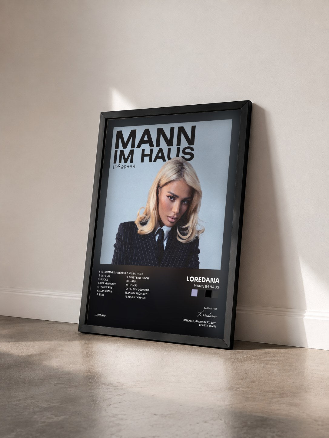 #noir Tableau de l'album MANN IM HAUS de Loredana vu de trois quarts, cadre noir