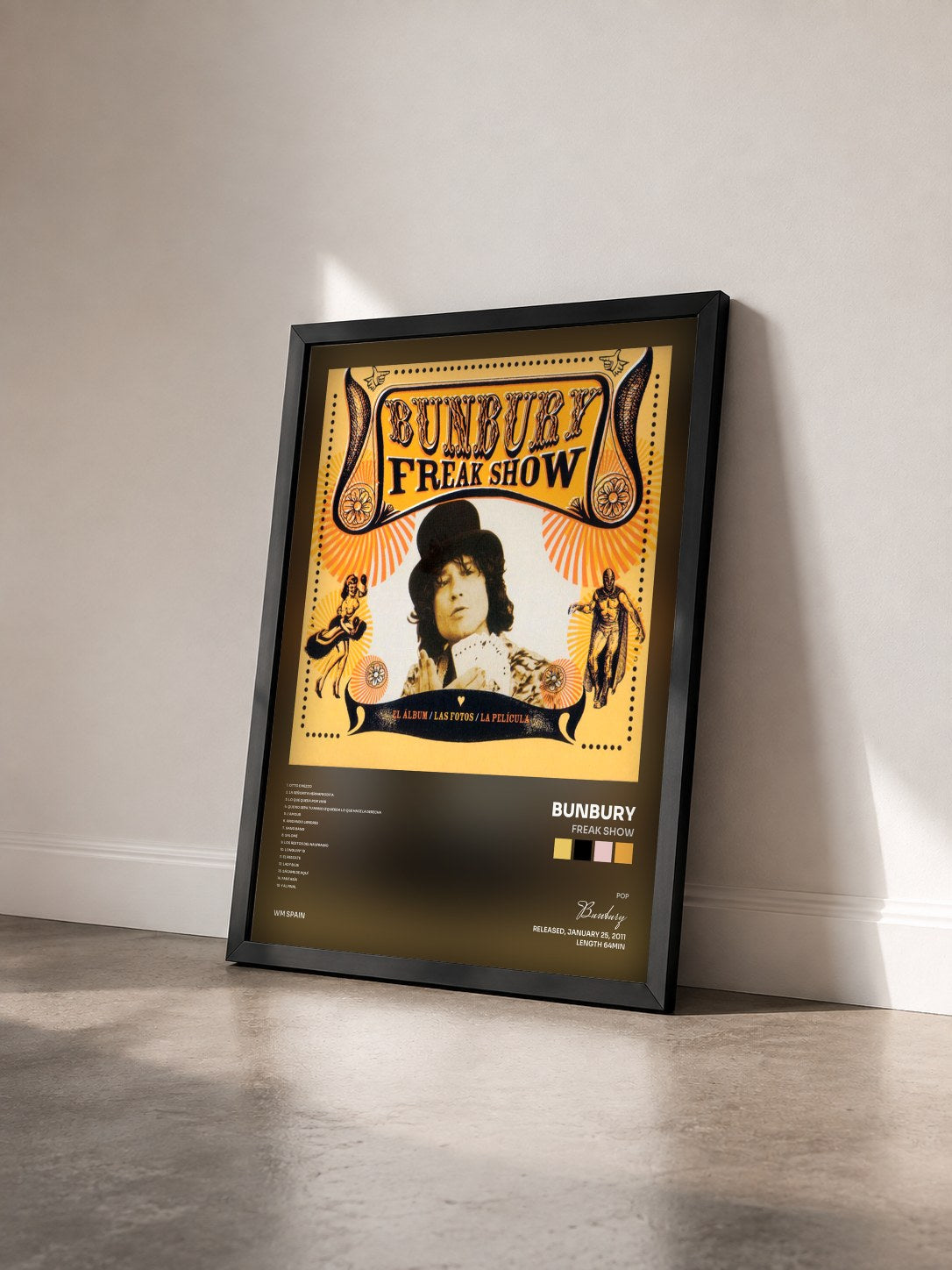 #noir Tableau de l'album Freak Show de Bunbury vu de trois quarts, cadre noir