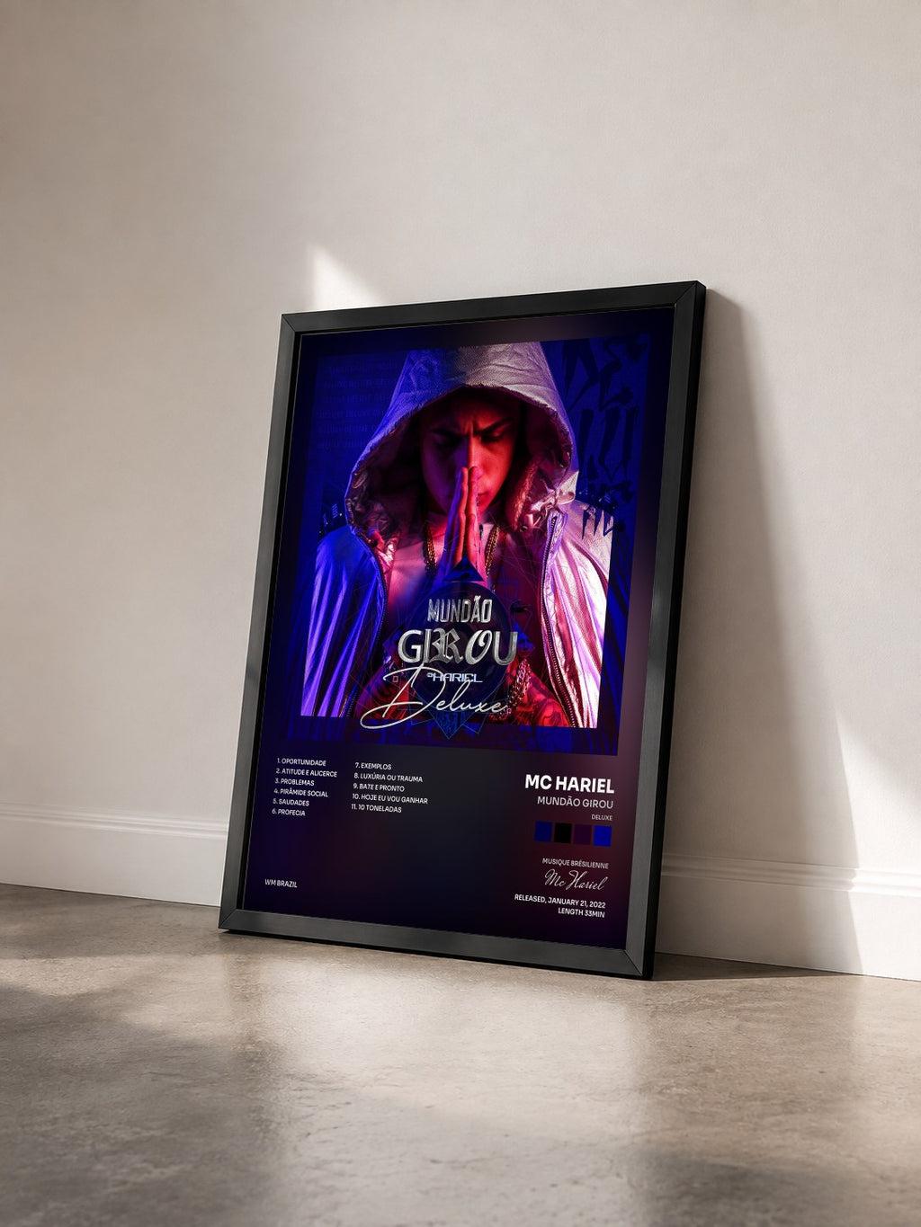 #noir Tableau de l'album Mundão Girou (Deluxe) de Mc Hariel vu de trois quarts, cadre noir