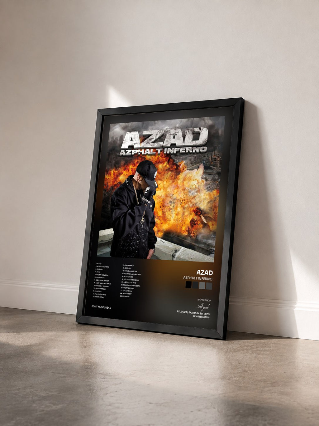 #noir Tableau de l'album Azphalt Inferno de Azad vu de trois quarts, cadre noir