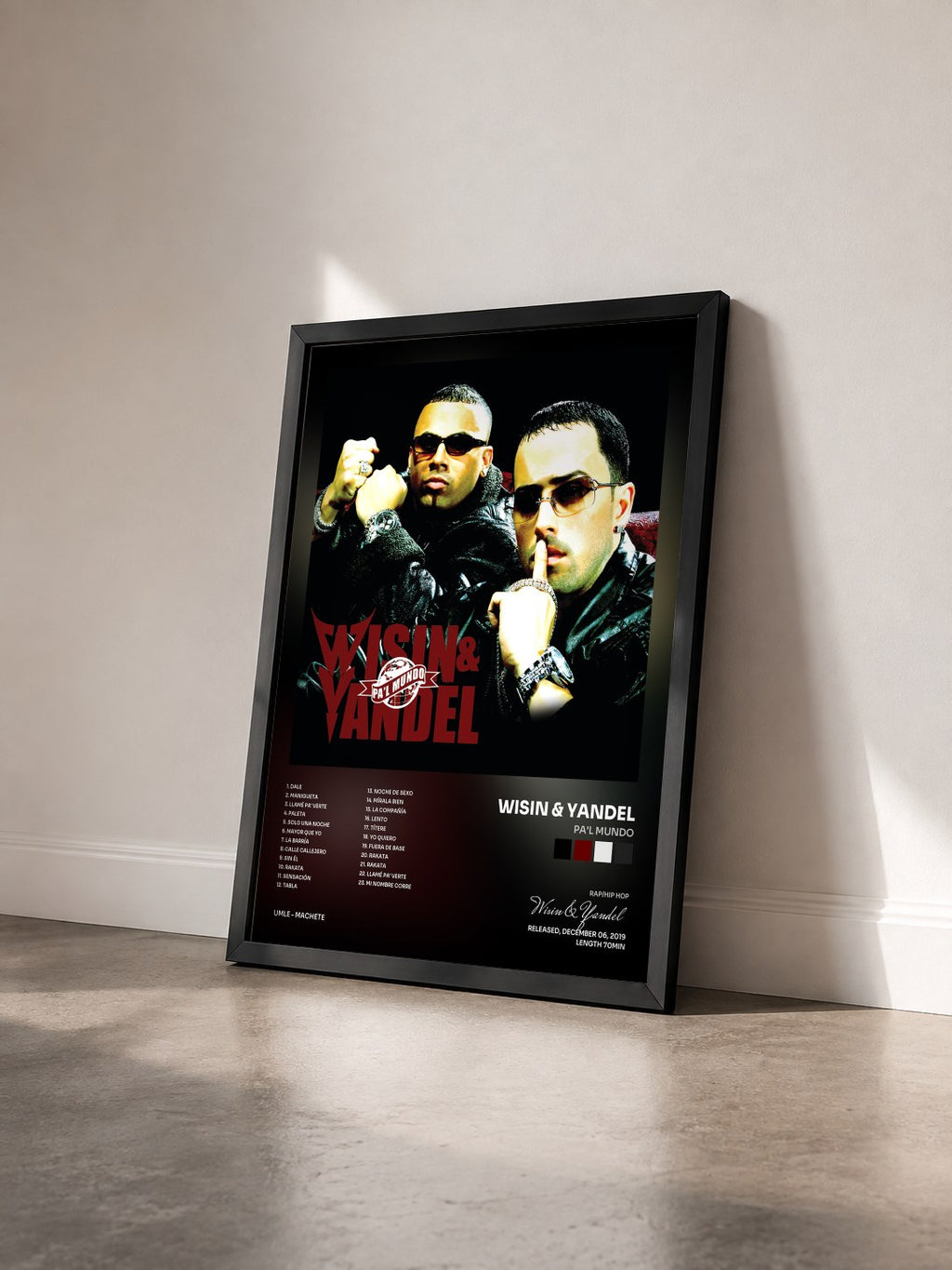 #noir Tableau de l'album Pa'l Mundo de Wisin & Yandel vu de trois quarts, cadre noir