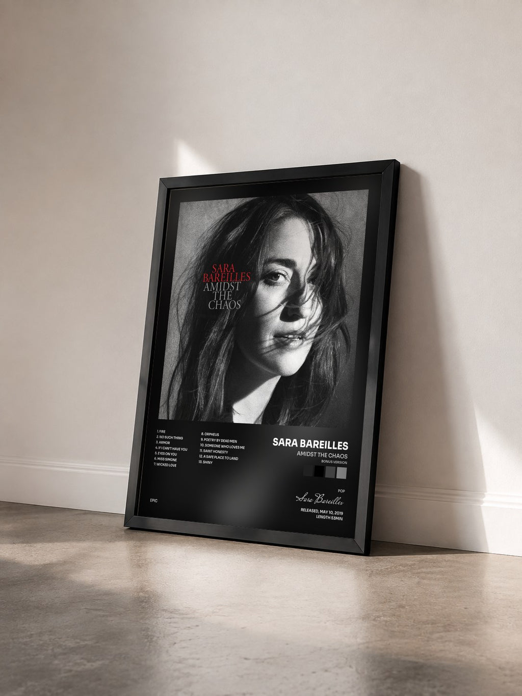 #noir Tableau de l'album Amidst the Chaos (Bonus Version) de Sara Bareilles vu de trois quarts, cadre noir