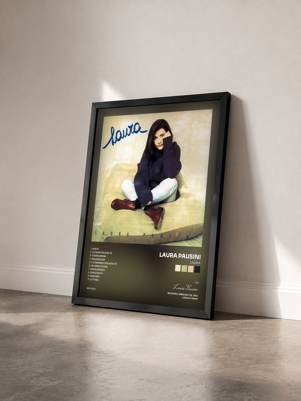 #noir Tableau de l'album Laura de Laura Pausini vu de trois quarts, cadre noir