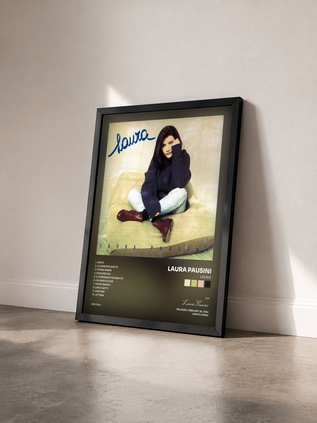 #noir Tableau de l'album Laura de Laura Pausini vu de trois quarts, cadre noir