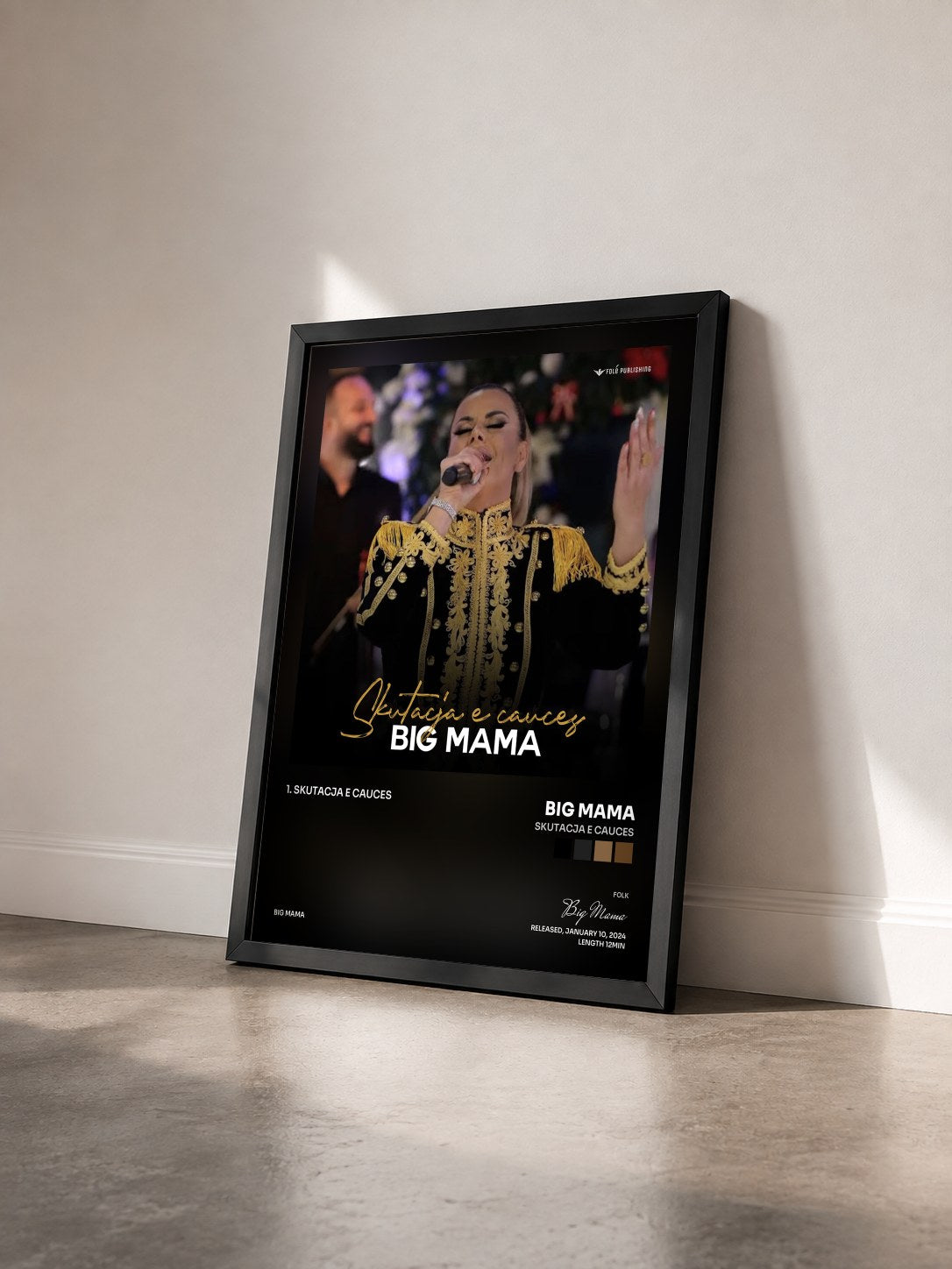 #noir Tableau de l'album Skutacja e cauces de Big Mama vu de trois quarts, cadre noir