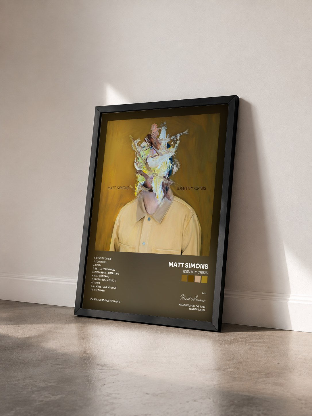 #noir Tableau de l'album Identity Crisis de Matt Simons vu de trois quarts, cadre noir