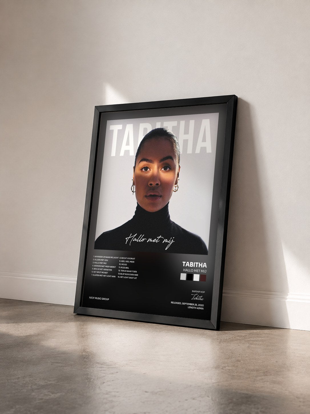 #noir Tableau de l'album Hallo Met Mij de Tabitha vu de trois quarts, cadre noir