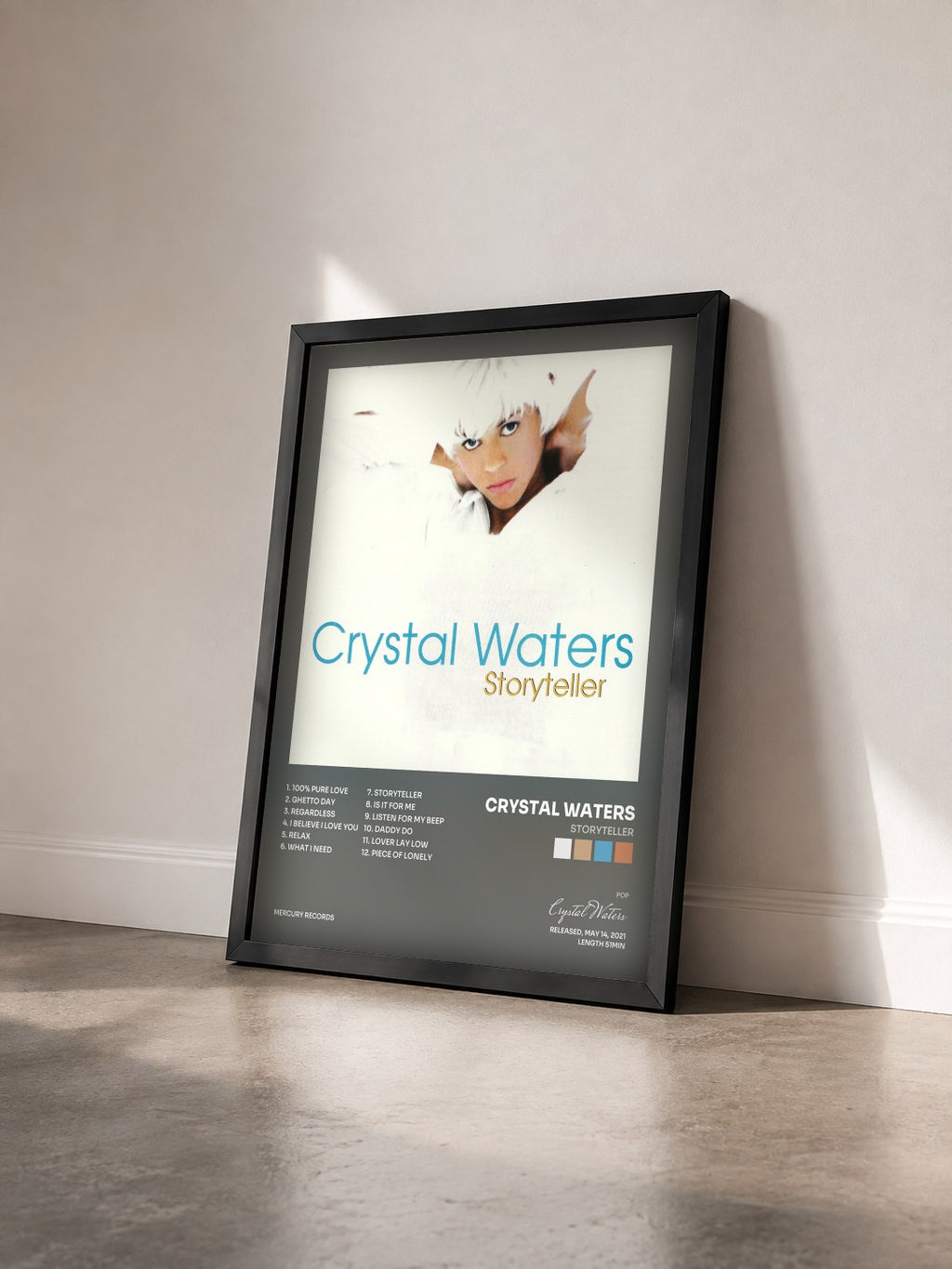 #noir Tableau de l'album Storyteller de Crystal Waters vu de trois quarts, cadre noir