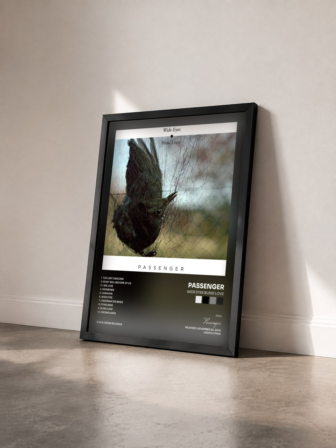 #noir Tableau de l'album Wide Eyes Blind Love de Passenger vu de trois quarts, cadre noir