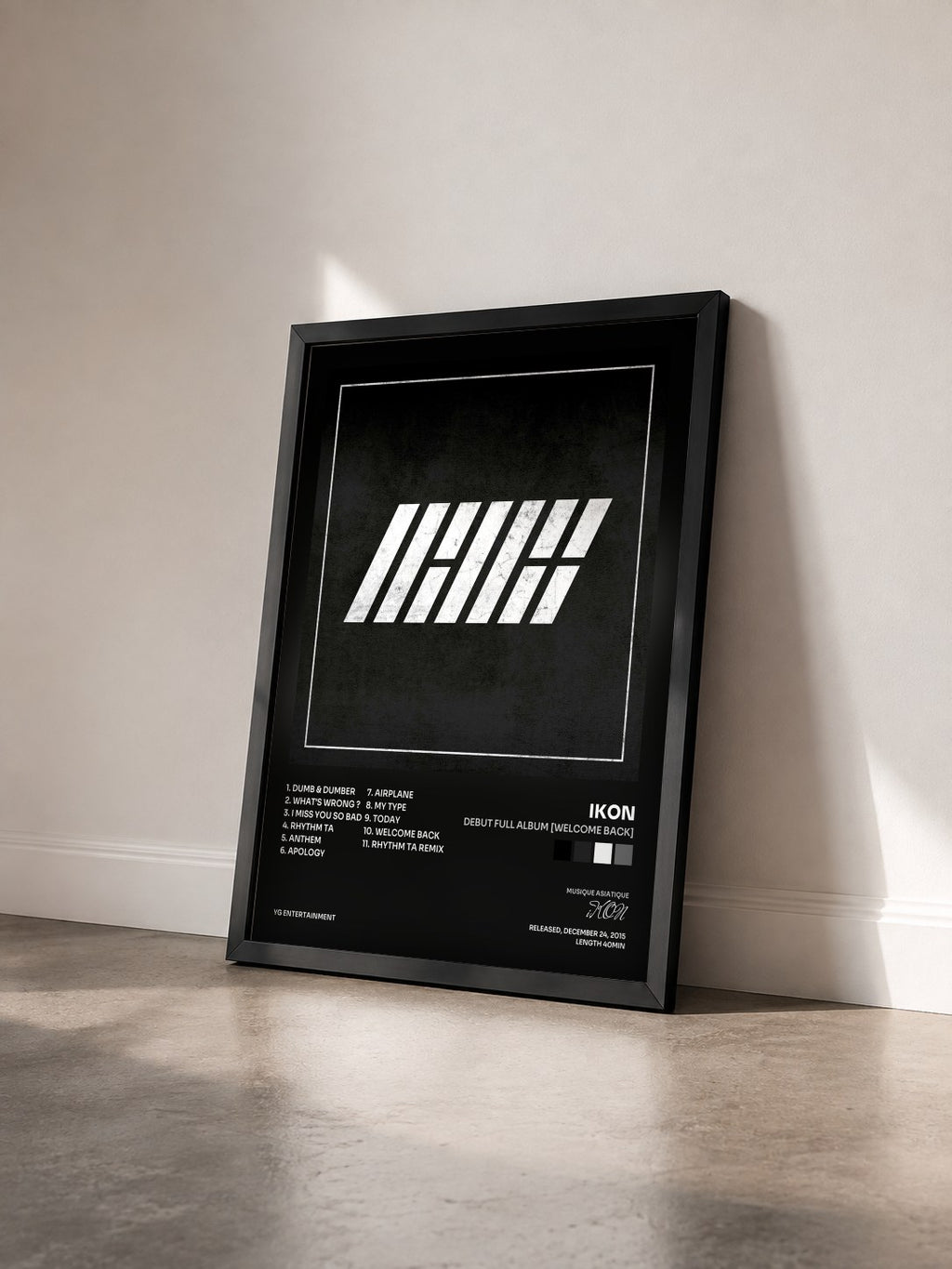 #noir Tableau de l'album DEBUT FULL ALBUM [WELCOME BACK] de iKON vu de trois quarts, cadre noir