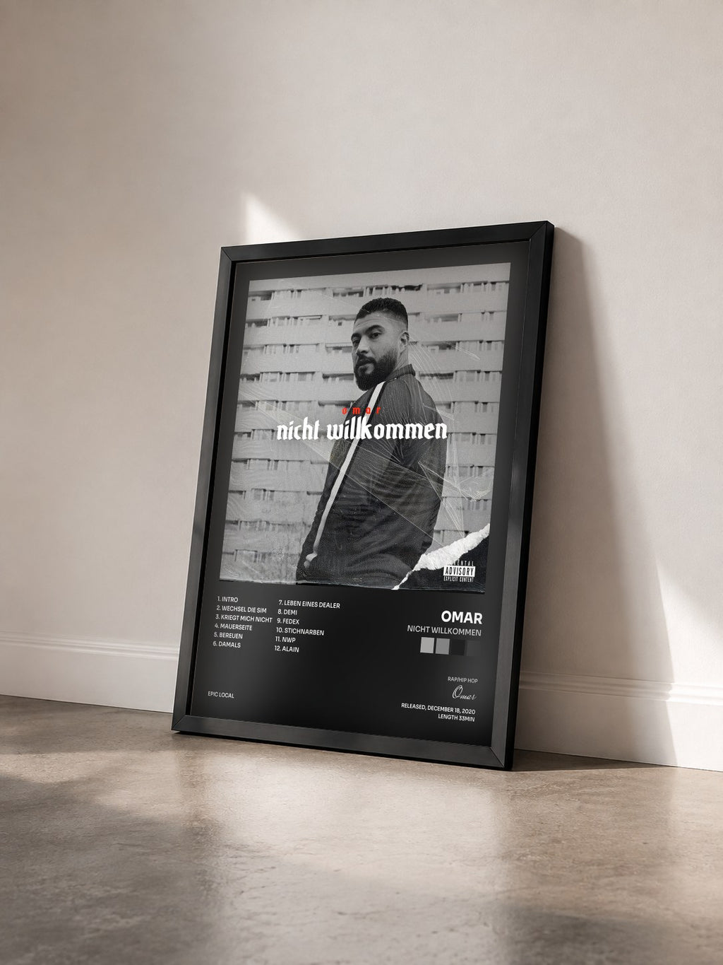 #noir Tableau de l'album Nicht Willkommen de Omar vu de trois quarts, cadre noir