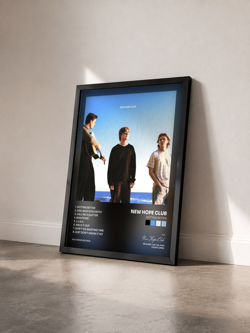#noir Tableau de l'album Getting Better de New Hope Club vu de trois quarts, cadre noir