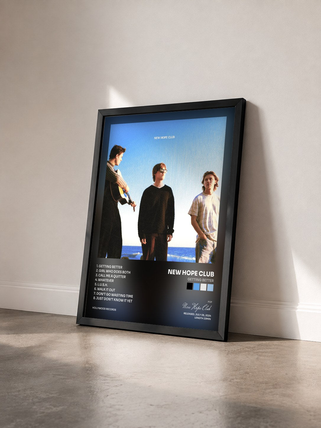 #noir Tableau de l'album Getting Better de New Hope Club vu de trois quarts, cadre noir