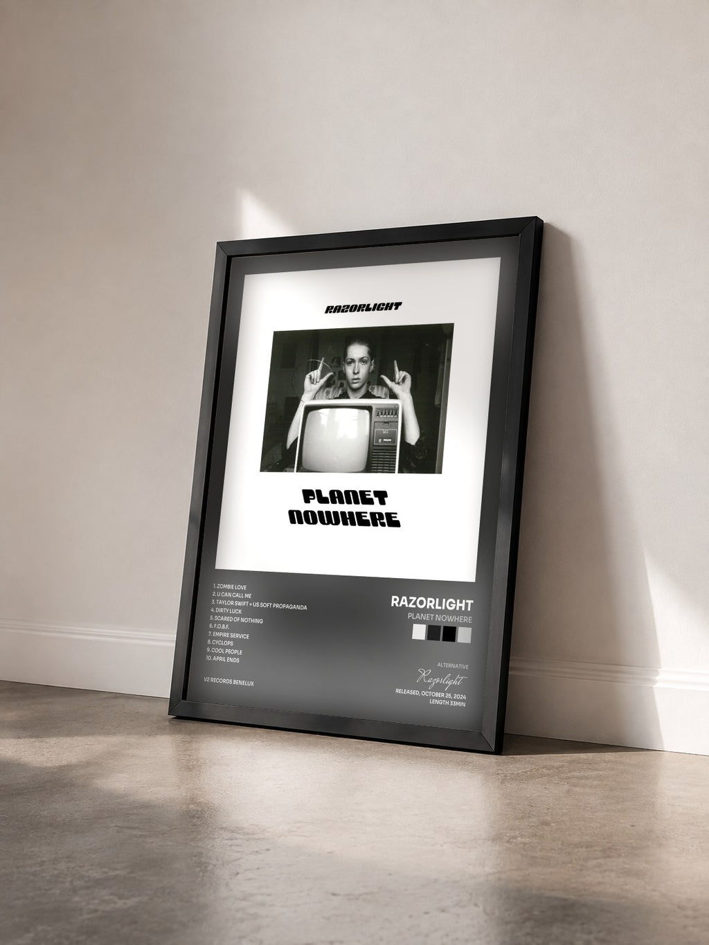 #noir Tableau de l'album Planet Nowhere de Razorlight vu de trois quarts, cadre noir